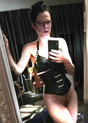 Eine dominante Lady trägt ein SM-Outfit